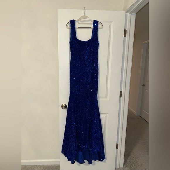 Elegant Blue Sequin Dress - Picture 2 of 7